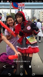 赤ずきんちゃんです。ちゃんかー？　こういう格好で東京マラソンとか走っているらしい。信じられない。魔法使いぢゃないのかなー。